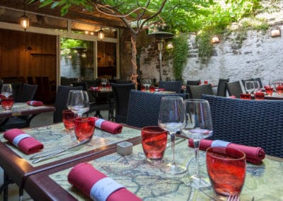Terrasse de La Table d'Alaïs, restaurant gastronomique à la Cité de Carcassonne dans l'Aude